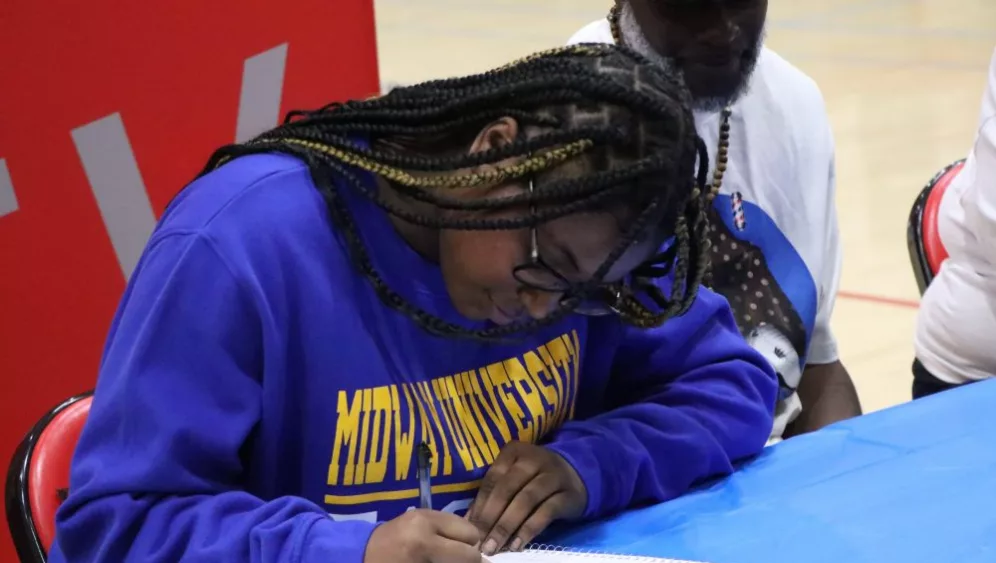 alexis-taylor-signing-39-2