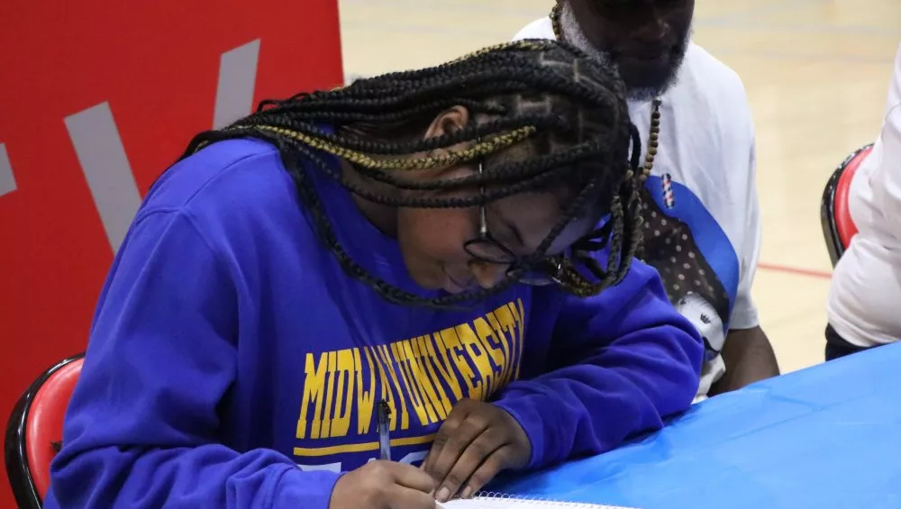 alexis-taylor-signing-39-2