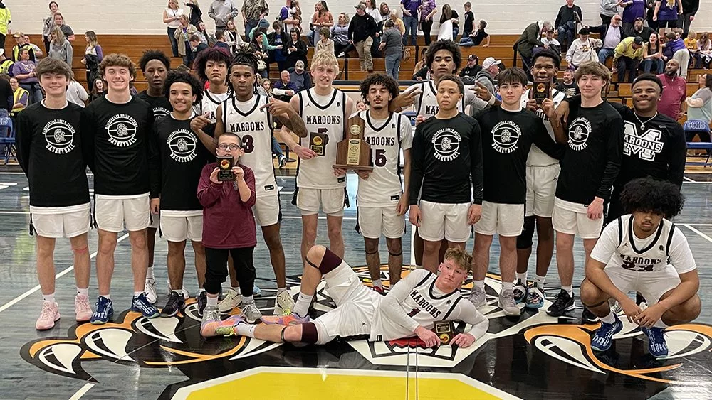 maroons-with-trophy-3