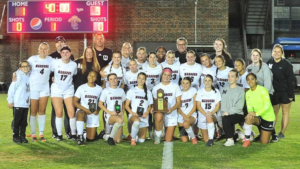 lady-maroons-with-district-trophy