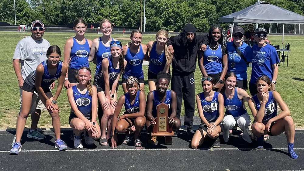 lady-falcons-with-championship-trophy