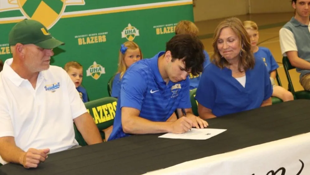 luckey-signing-33-2