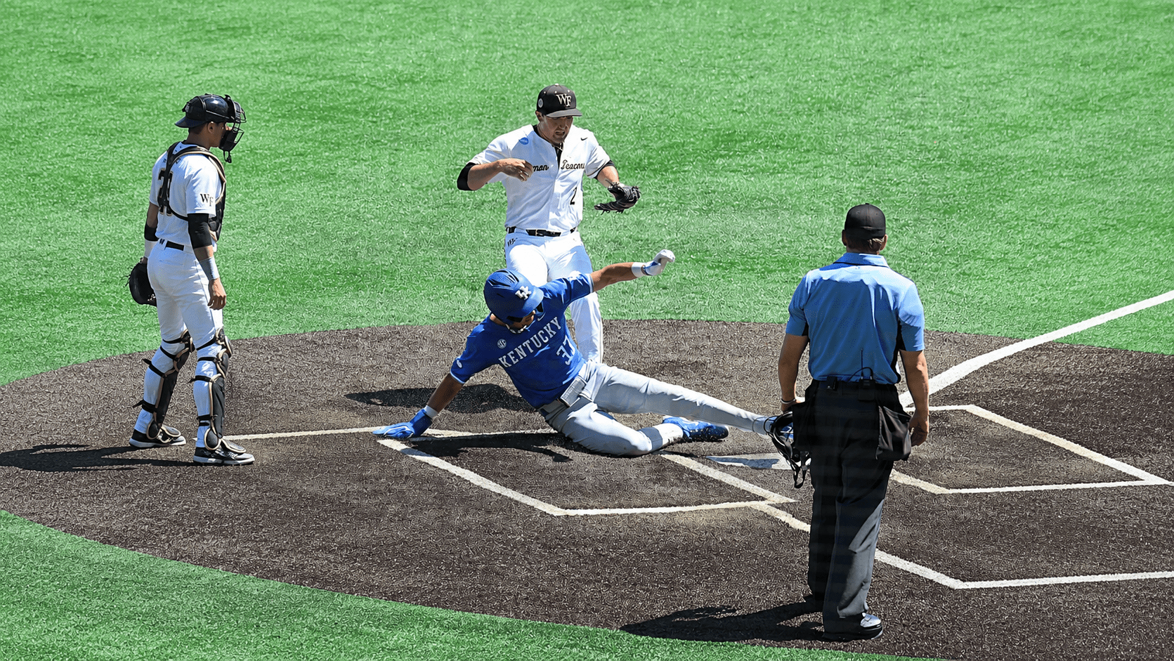 PHOTOS – Kentucky & Wake Forest