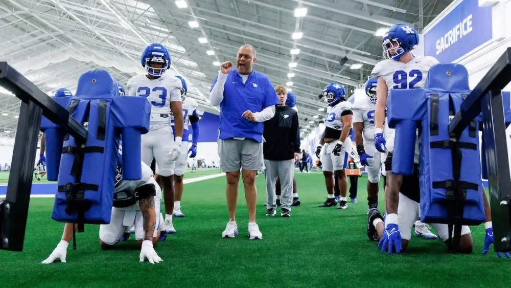 anwar-stewart-kentucky-spring-football-practice-elliott-hess-uk-athletics