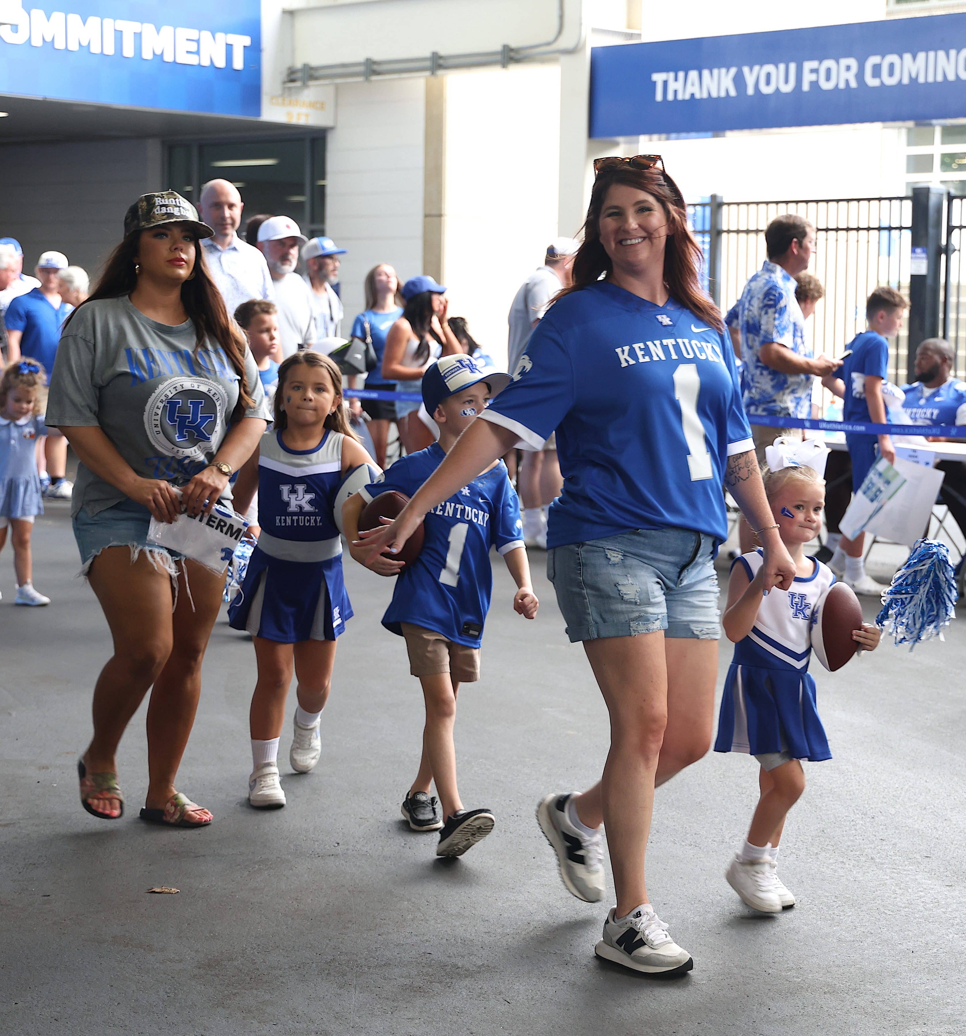 Photo Gallery – Football Fan Day/Autograph Day