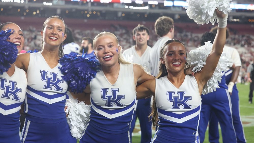 happy_cheerleaders_1000x563