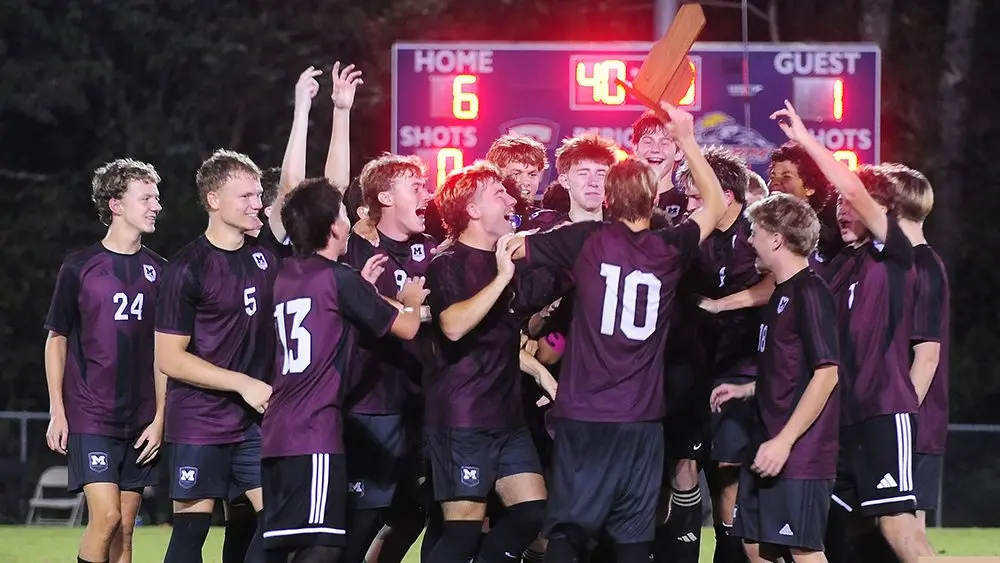 maroons-with-trophy-4