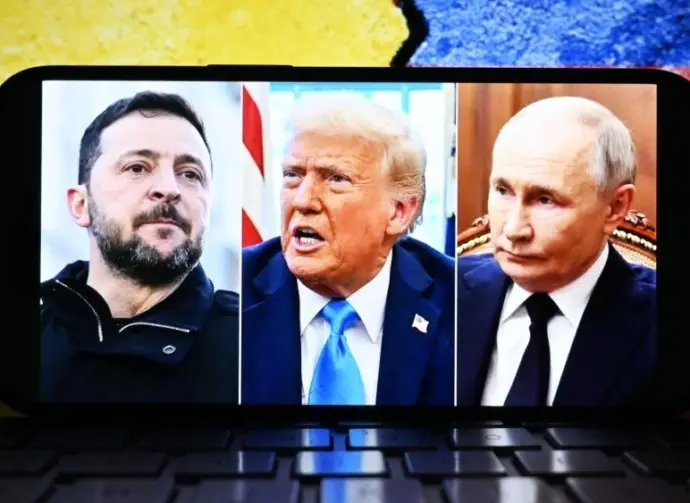US President Trump^ Russian President Putin and Ukrainian President Zelensky appear side by side on the phone screen. In the background are the Ukrainian and Russian flags. 06.06.2025 New York U.S