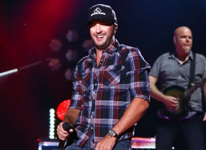 Luke Bryan performs at Nissan Stadium during the 2017 CMA Festival on June 8^ 2017 in Nashville^ Tennessee.