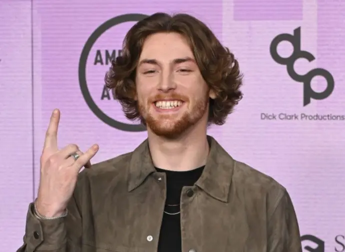 Bailey Zimmerman at the 2022 American Music Awards at the Microsoft Theatre. LOS ANGELES^ CA. November 20^ 2022