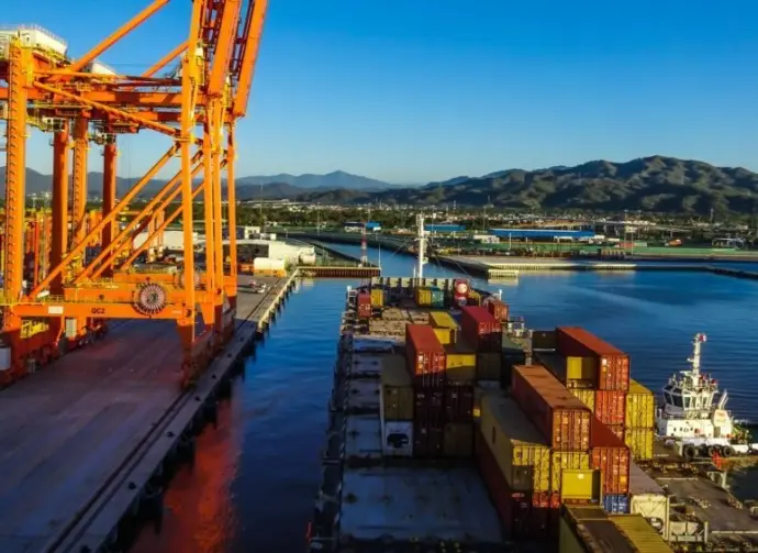 Container vessel approaching the berth Manzanillo^ Mexico - November 1 2015