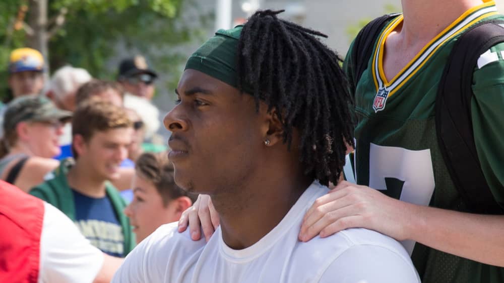 Raiders WR Davante Adams pushes over photographer, and Kansas City Police  investigating