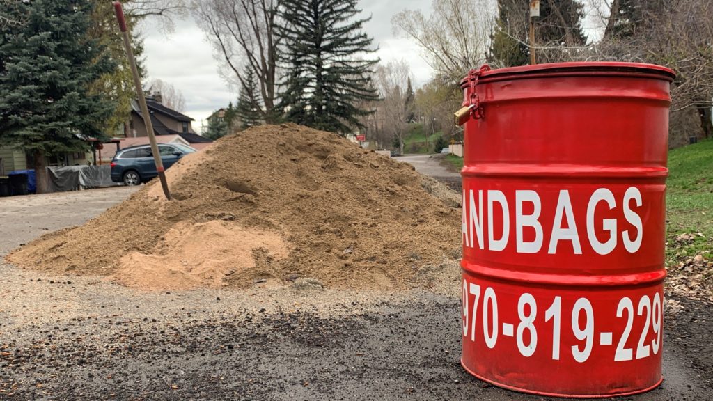 More sandbag stations are set up by the city - Vimarsana News