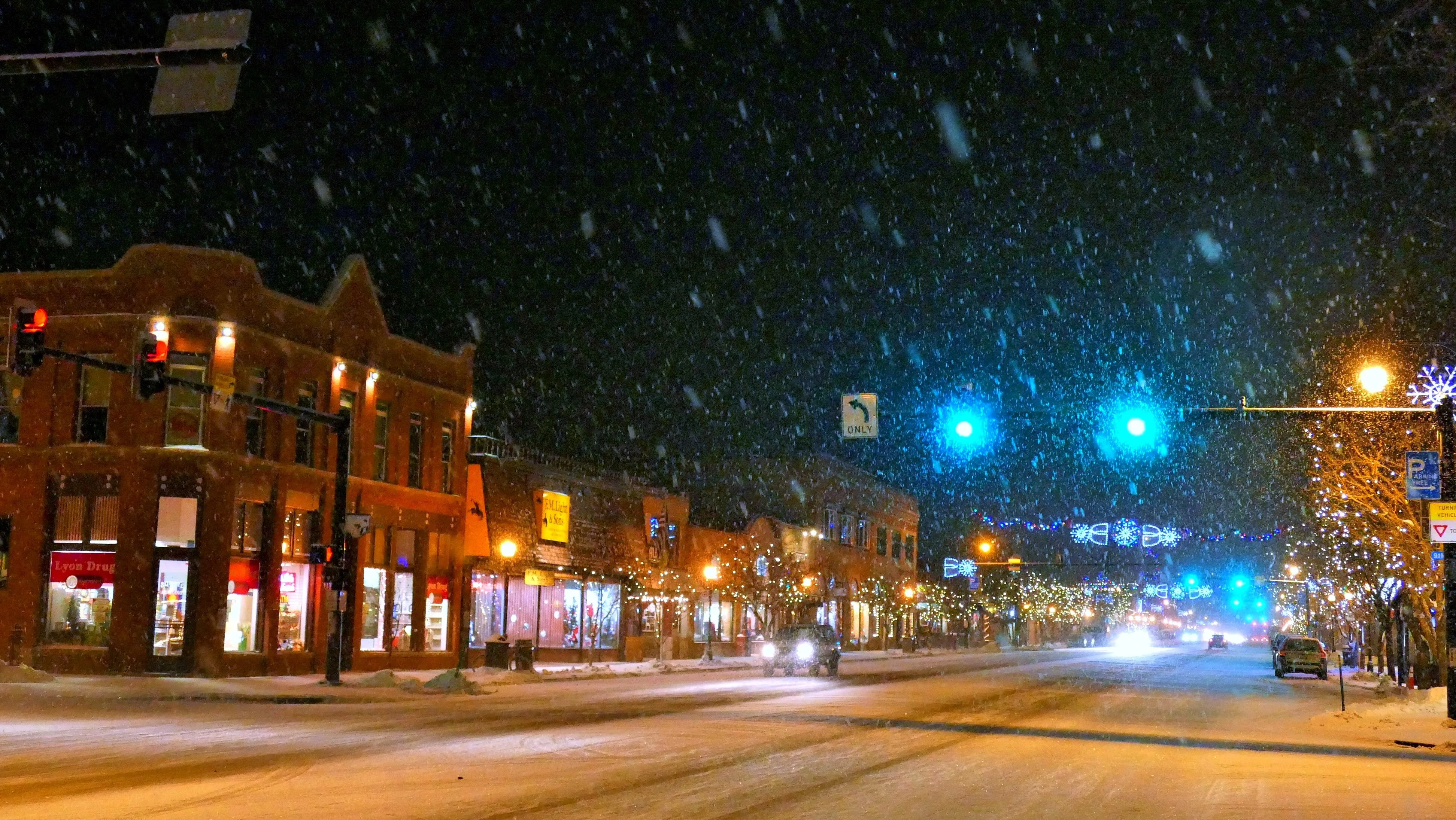 lincoln-ave-in-steamboat-at-night-001-holiday-lights-slider