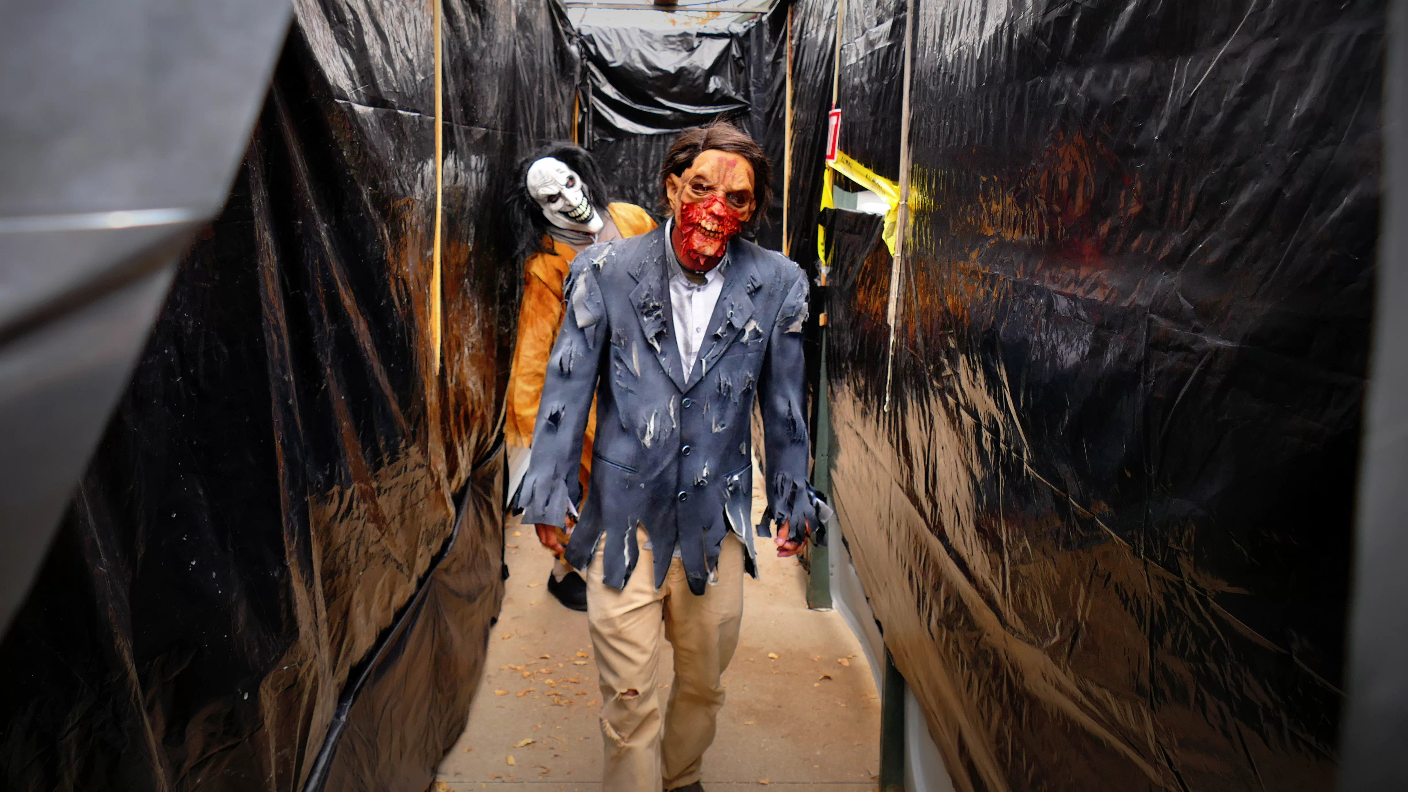 amazen-steamboat-haunted-zombie-house-019