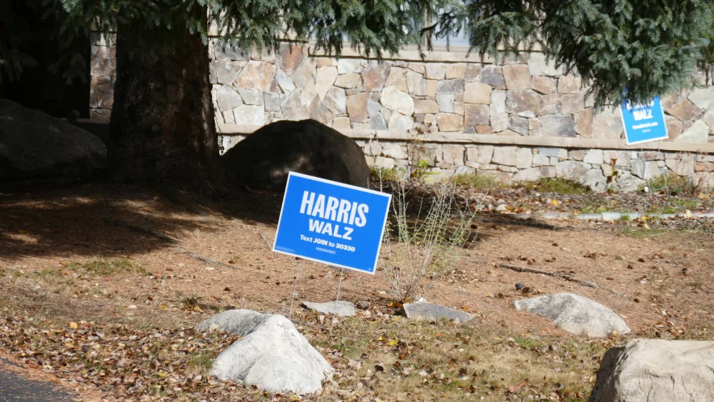 harris-walz-signs-slider-001