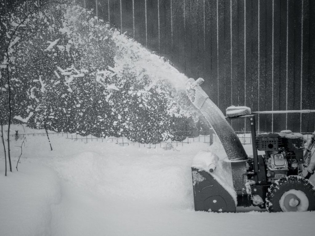 snowblower-at-work-on-a-winter-day-1024x768-1