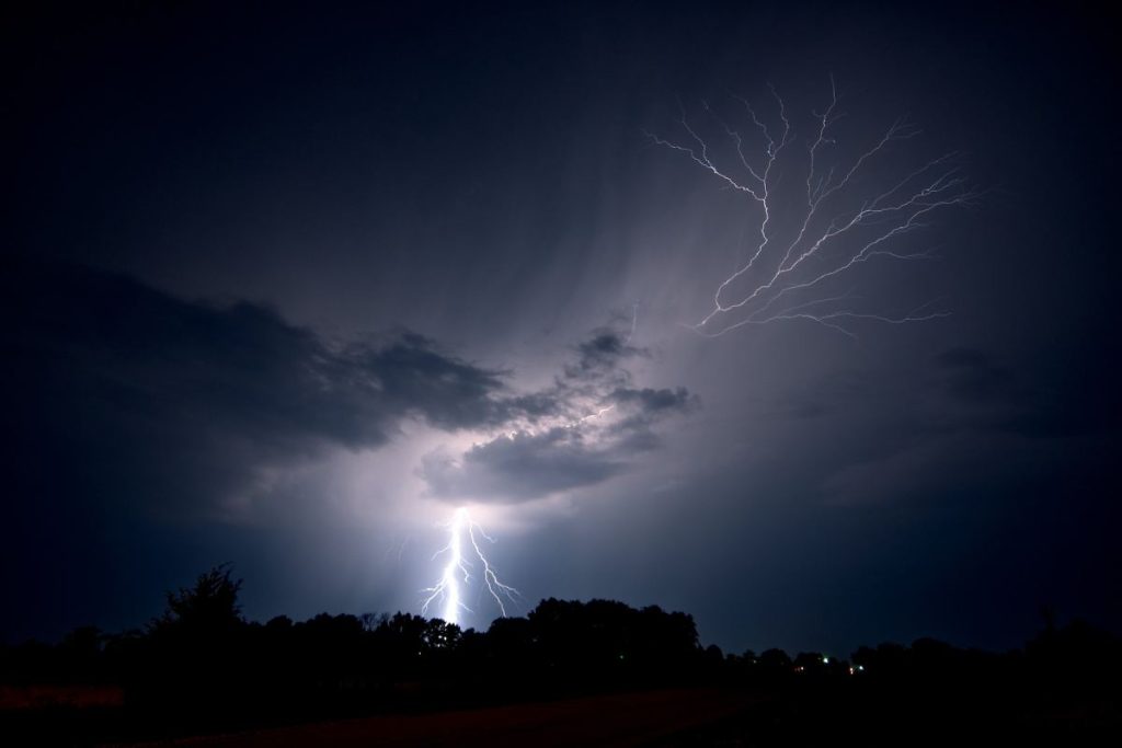 lightning-strikes-the-ground-and-spreads-into-the-sky-as-a-lightning-crawler-nears-jeanette-1024x683783029-1