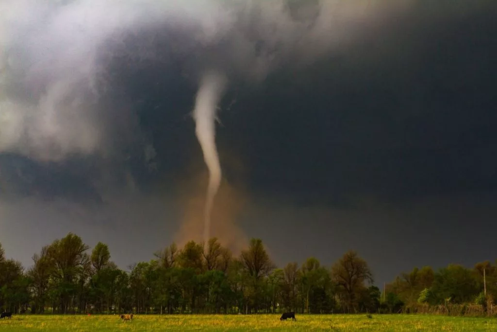 tornado-chasing-in-kansas-1024x683742419-1