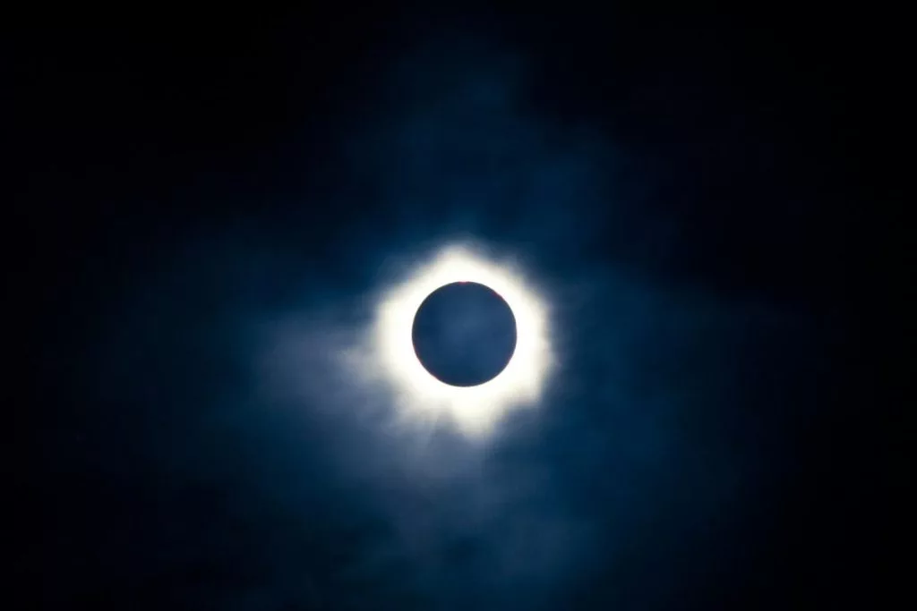 total-solar-eclipse-with-visible-corona-1024x683104822-1