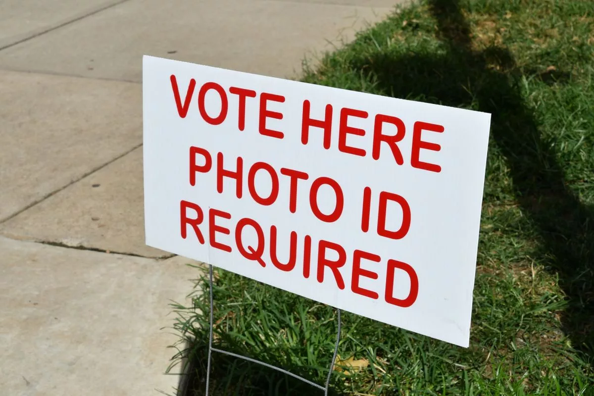 sign-showing-where-to-vote-on-election-day-at-the-polling-place-vote-here-photo-id-required915749