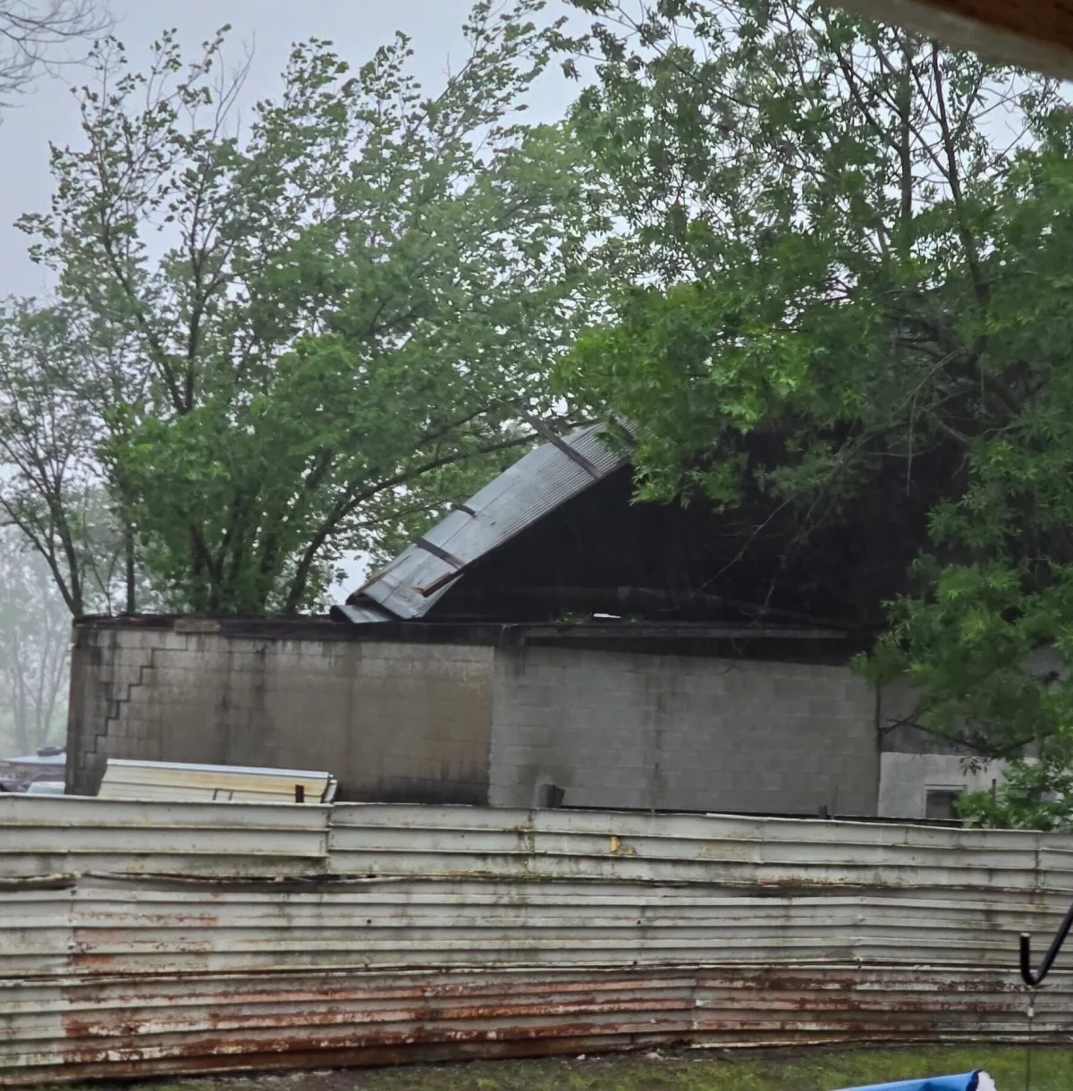 roof-off-garage-carterville-mo-5-19-25590023