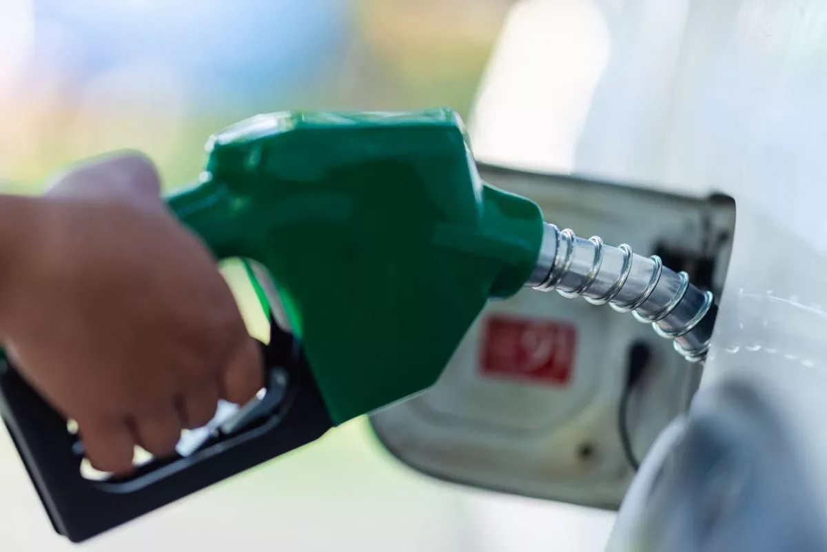 handle-pumping-gasoline-fuel-nozzle-to-refuel-vehicle-fueling-facility-at-petrol-station845712