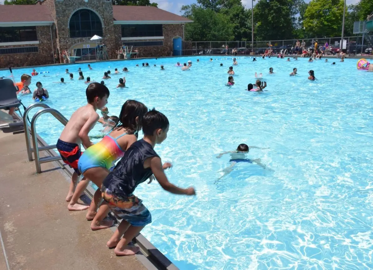 swimming-pool713894