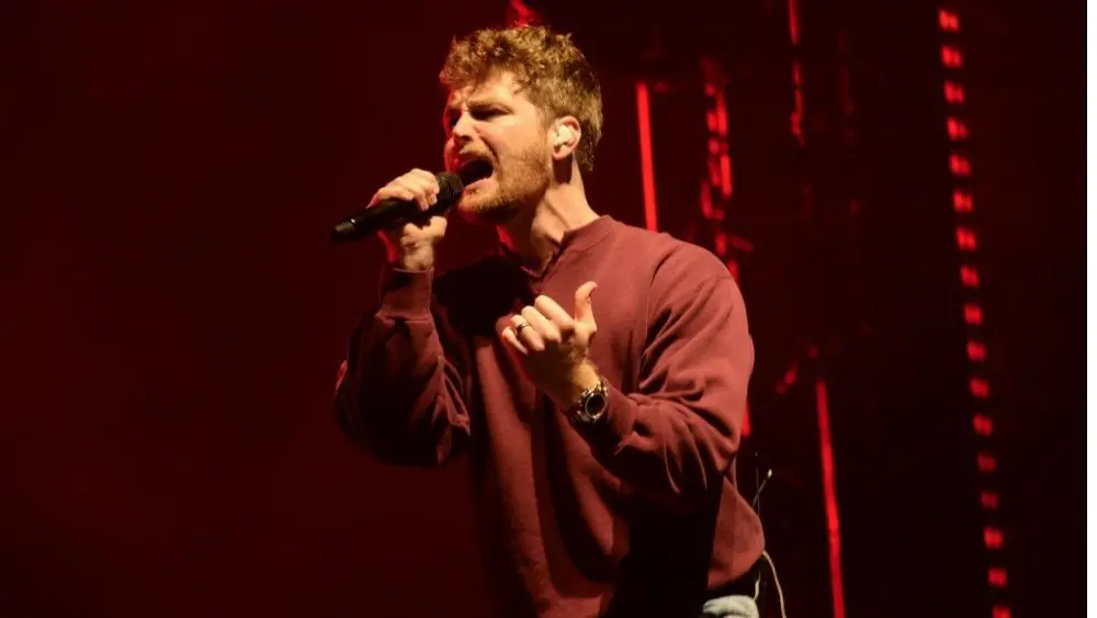 Alex Warren performs in Hollywood^ Florida^ on October 8^ 2025. The performance was part of his Cheaper Than Therapy world tour.