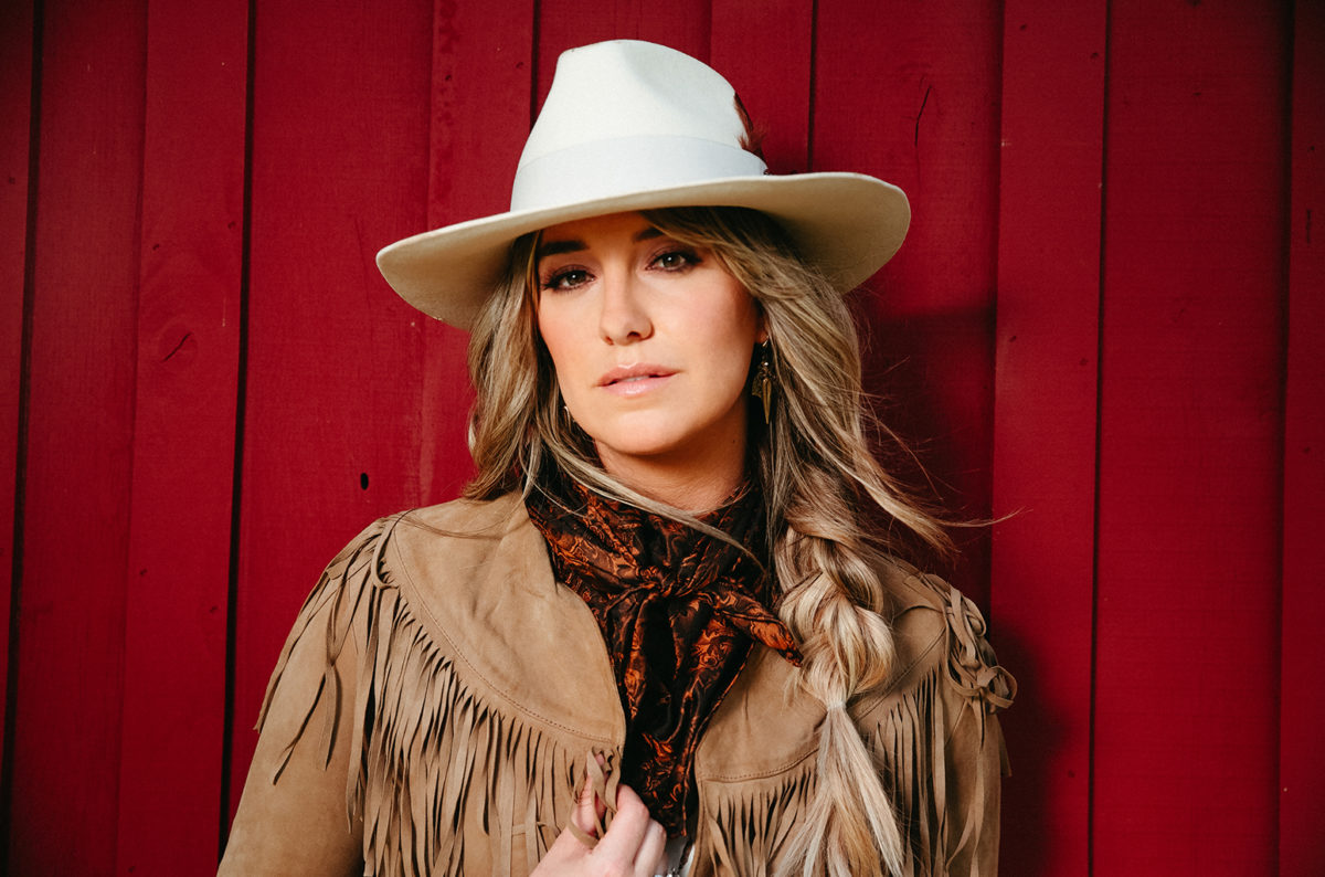 lainey-wilson-2022-press-cr-nick-rau-billboard-1548