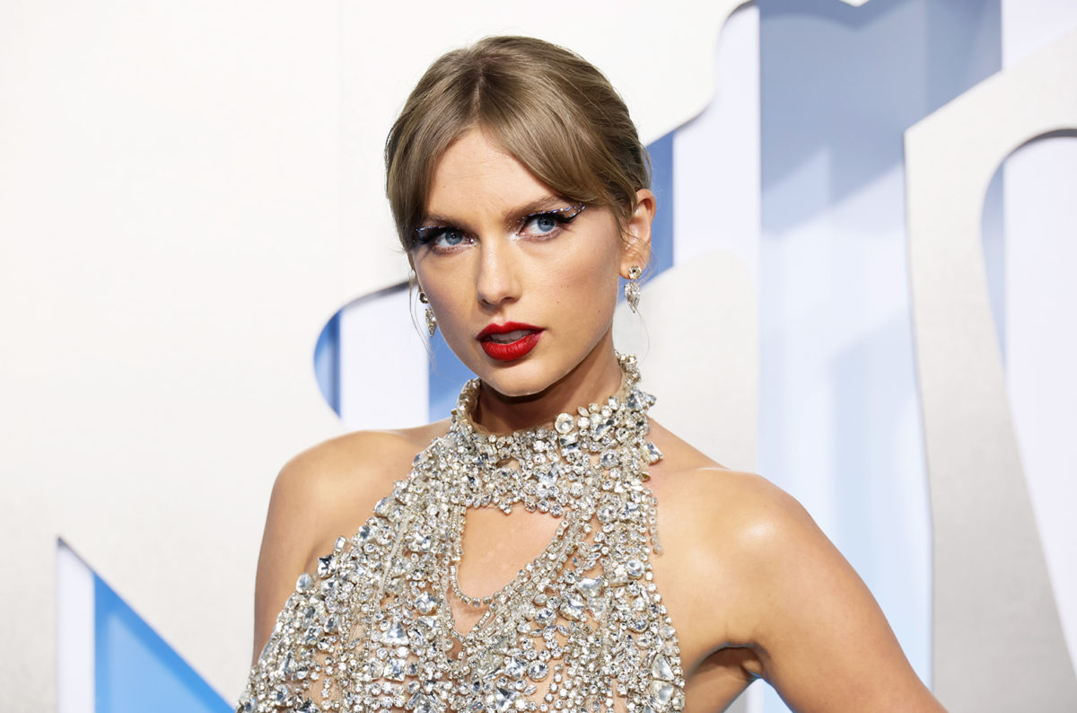 taylor-swift-vmas-rc-c-b-2022-2-billboard-1548-2