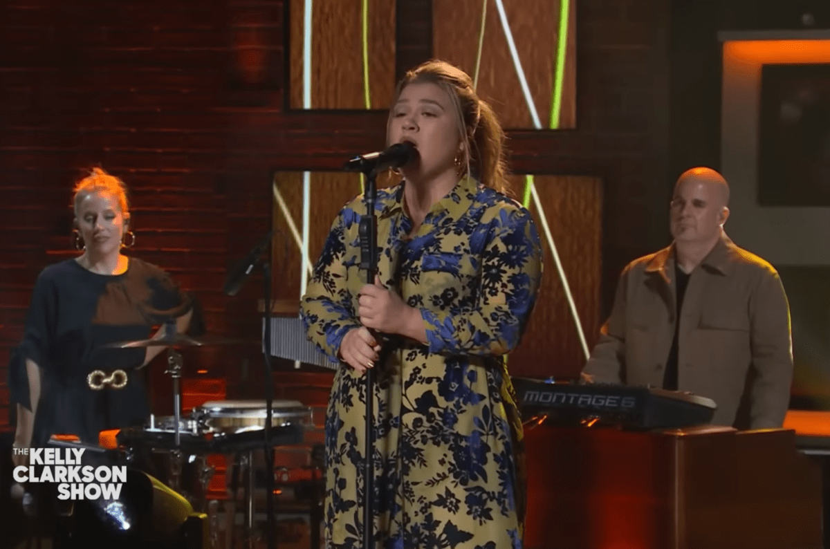 kelly-clarkson-oct-25-22-trisha-yearwood-kellyoke-billboard-1548