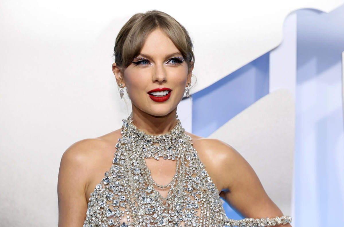 taylor-swift-mtv-2022-8-billboard-1548