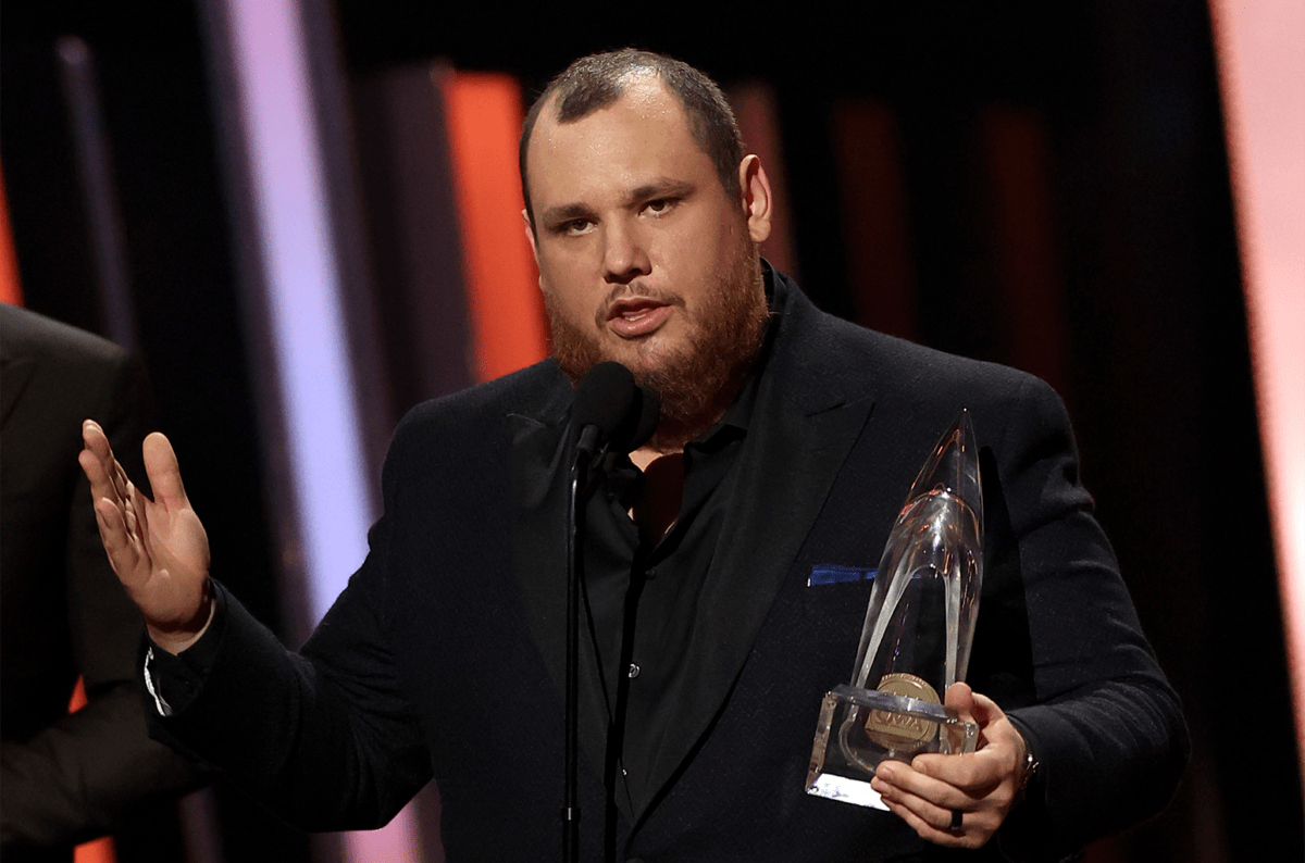 luke-combs-2022-cma-awards-billboard-1548