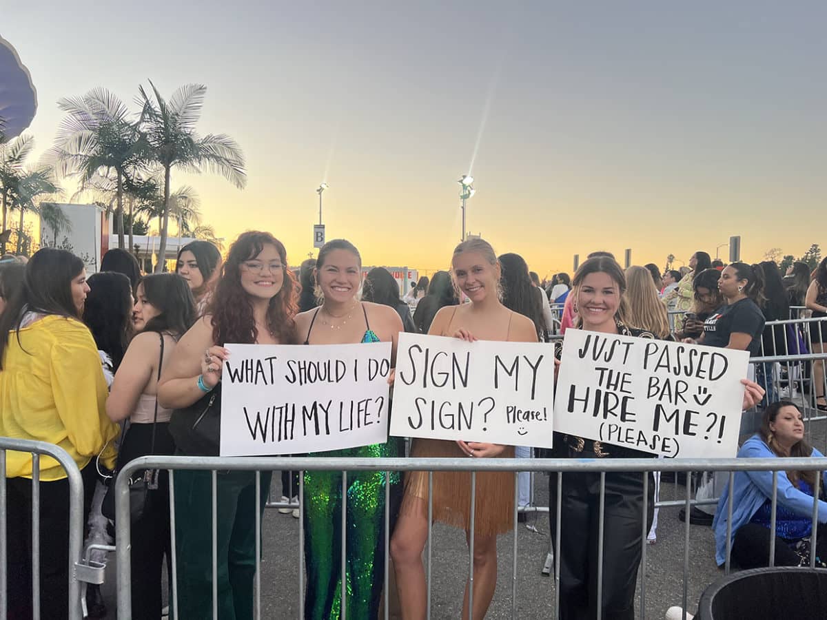 harry-styles-fans-the-forum-2022-billboard-1240