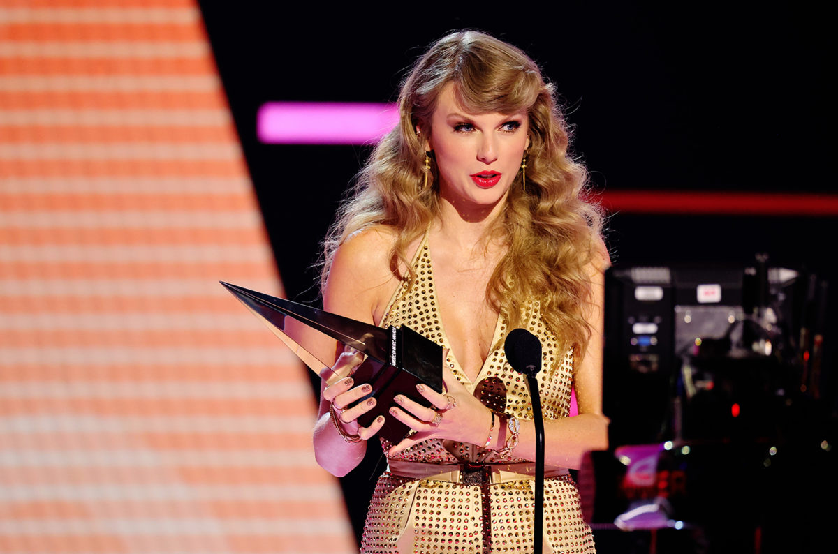 taylor-swift-american-music-awards-amas-show-2022-billboard-1548