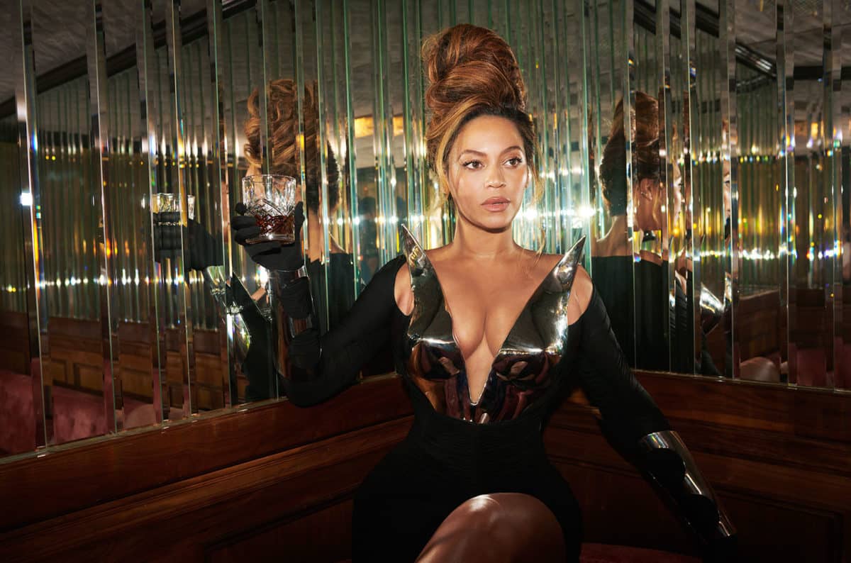 06-beyonce-cr-mason-poole-billboard-1548