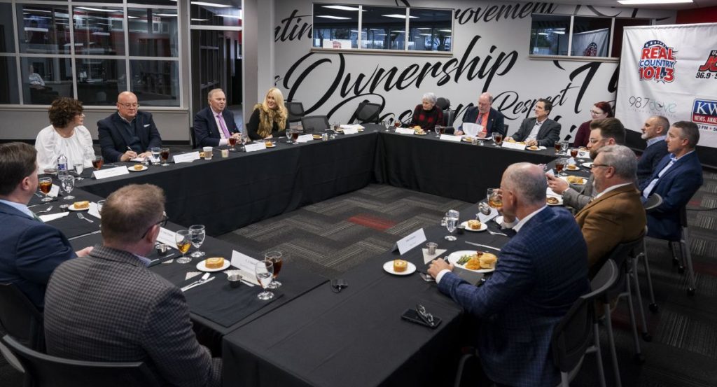 ceo-roundtable-4-11-17-22-1024x553-1471332