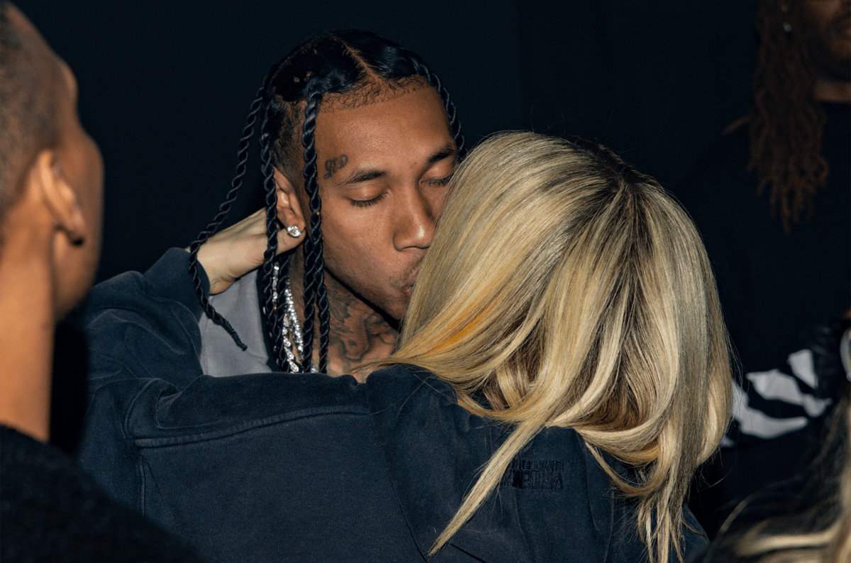 tyga-avril-lavigne-kiss-2023-pfw-billboard-1548464718