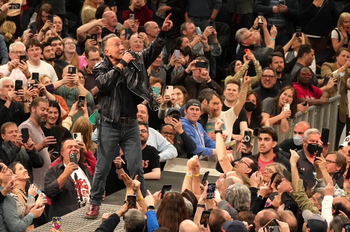 02-bruce-springsteen-boston-march-2023-billboard-1548913414