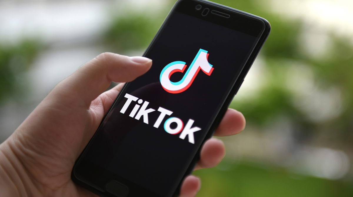 tik-tok-iphone-b-2020-billboard-pro-1260457217