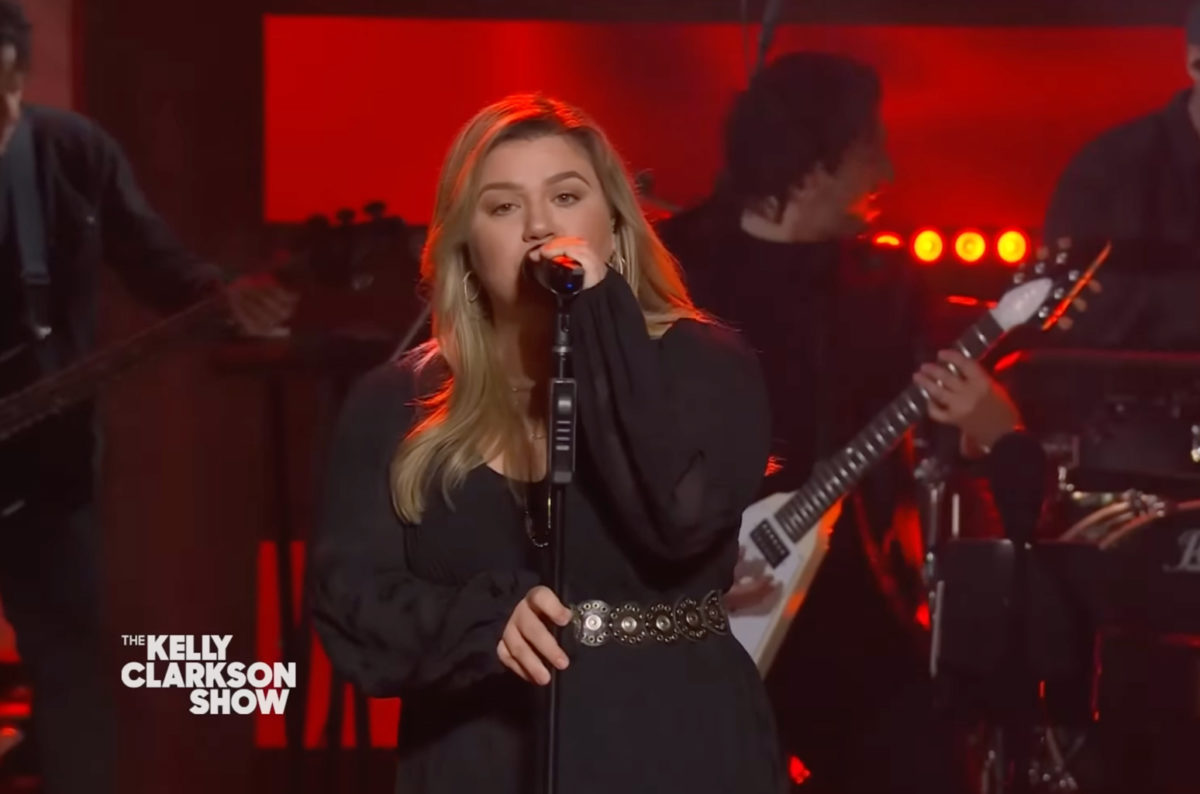 kelly-clarkson-covers-american-woman-by-lenny-kravitz-_-kellyoke-screenshot-billboard-1548615517