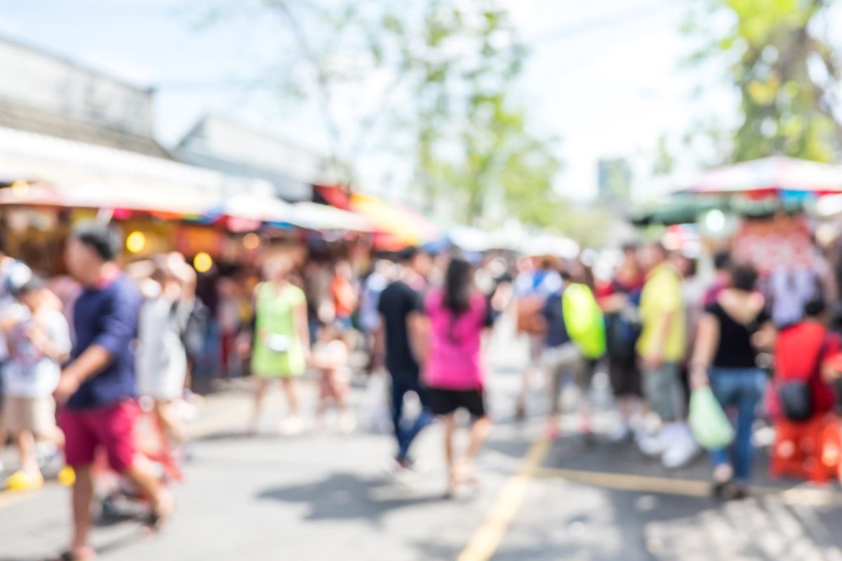 blurred-background-people-shopping-at-market-fair-in-sunny-day-blur-background-with-bokeh938586