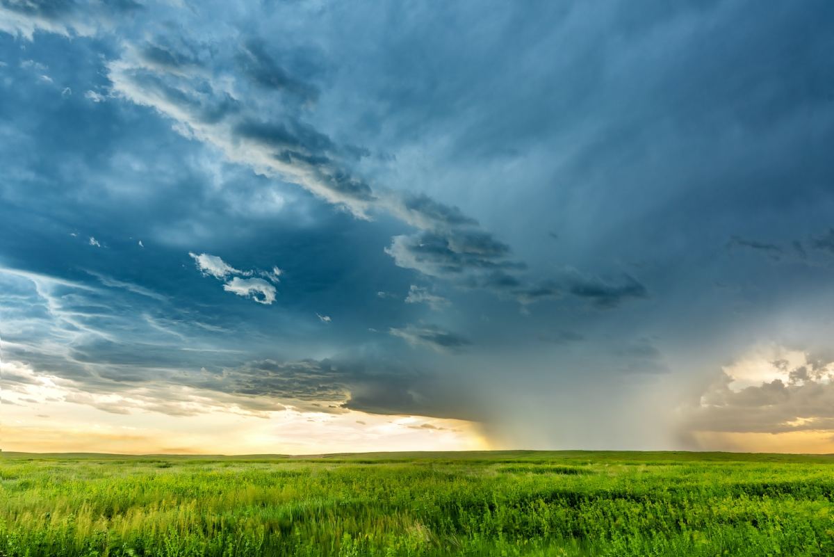 tornado-cell-over-grassy-field139395