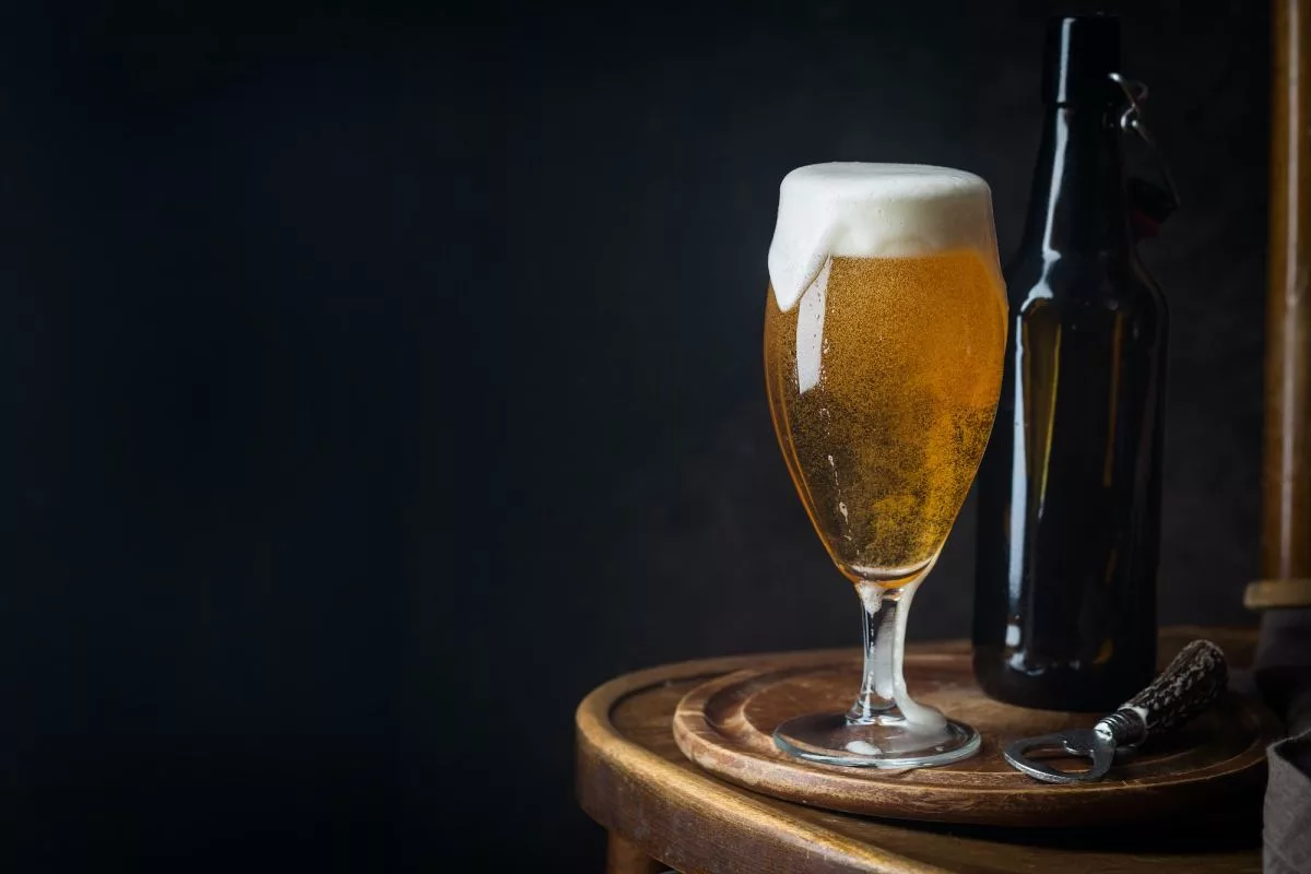 glass-beer-on-dark-background515611