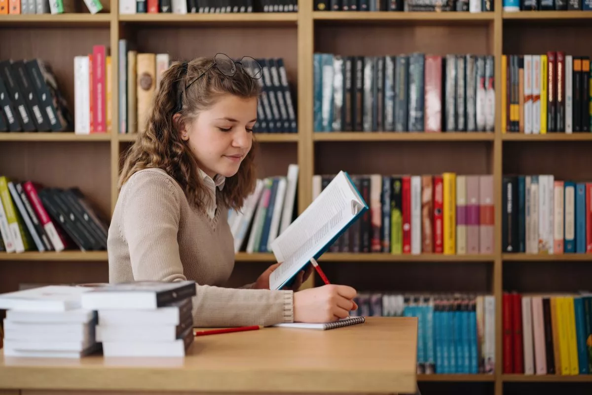 girl-studying-among-books-sitting-at-the-desk-among-books776039