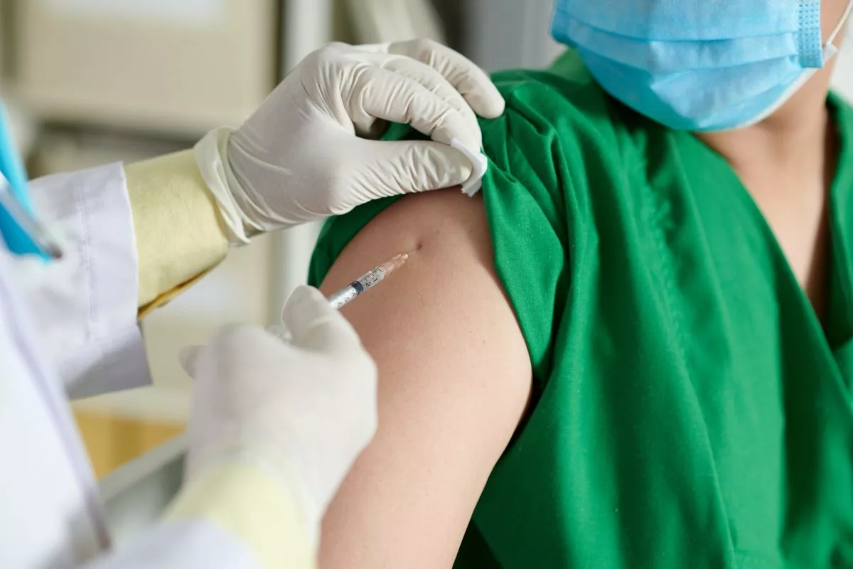 doctor-making-injection-of-vaccine934140