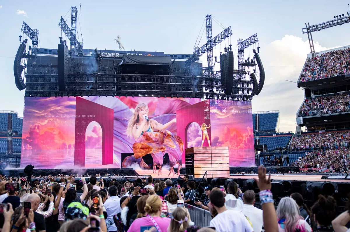 taylor-swift-eras-tour-fans-02-a-2023-billboard-1548565520