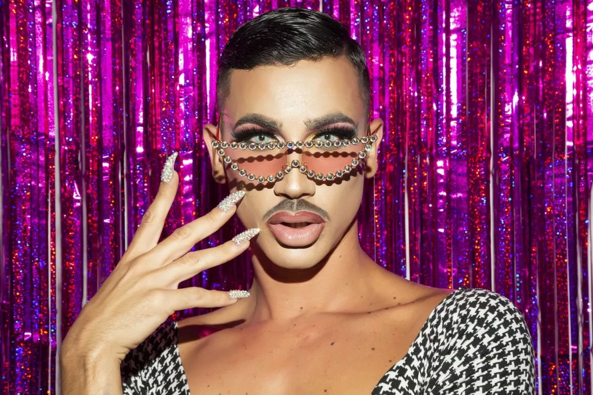 portrait-of-drag-queen-diva-in-glitter-night429408