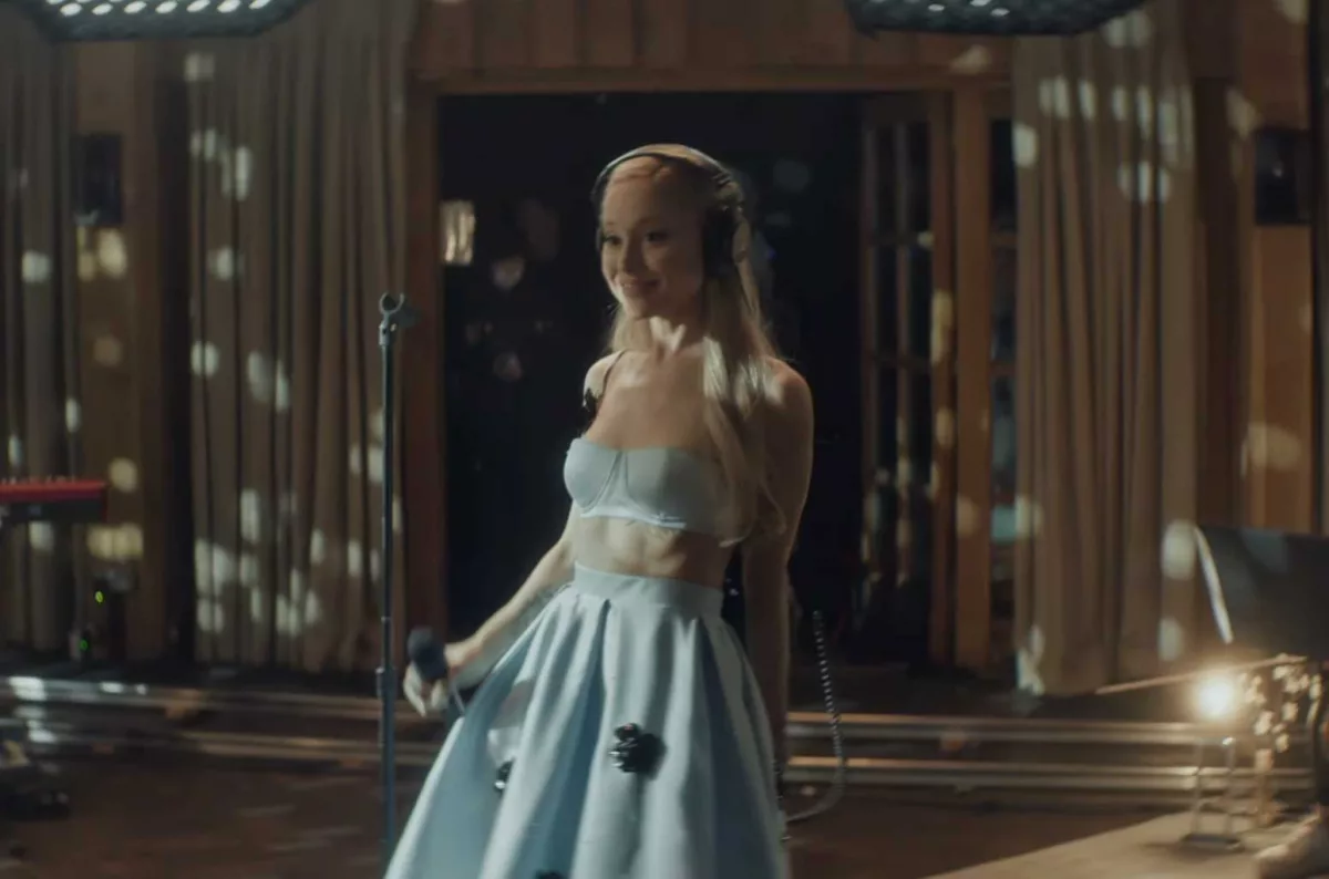 ariana-grande-honeymoon-avenue-live-from-london-screenshot-billboard-1548846220